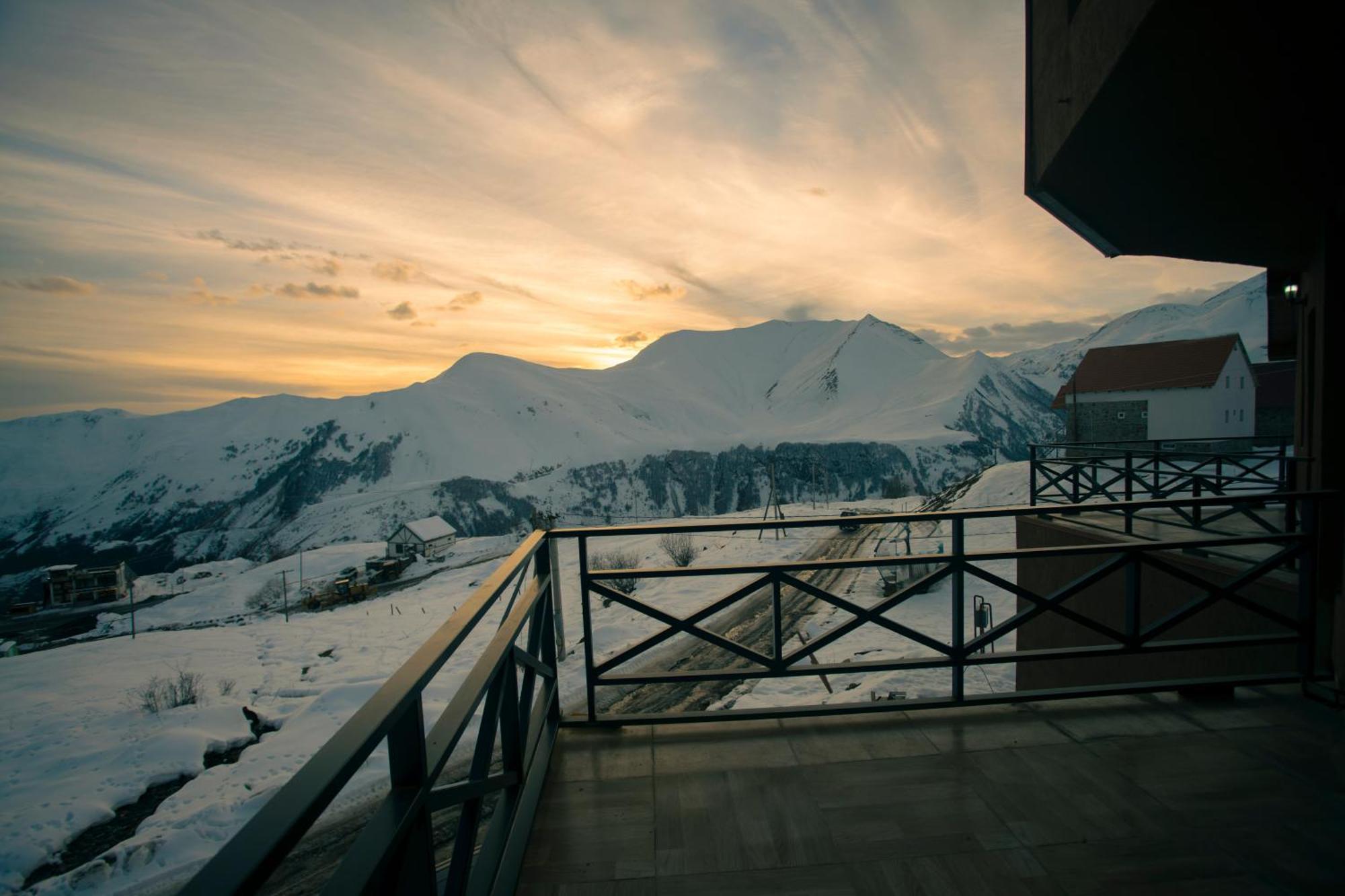 The Hills Hostel Gudauri Ngoại thất bức ảnh
