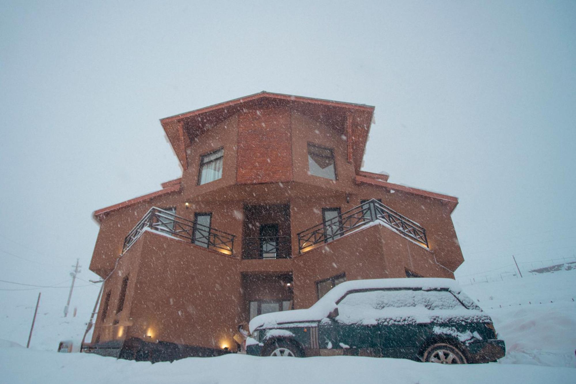The Hills Hostel Gudauri Ngoại thất bức ảnh