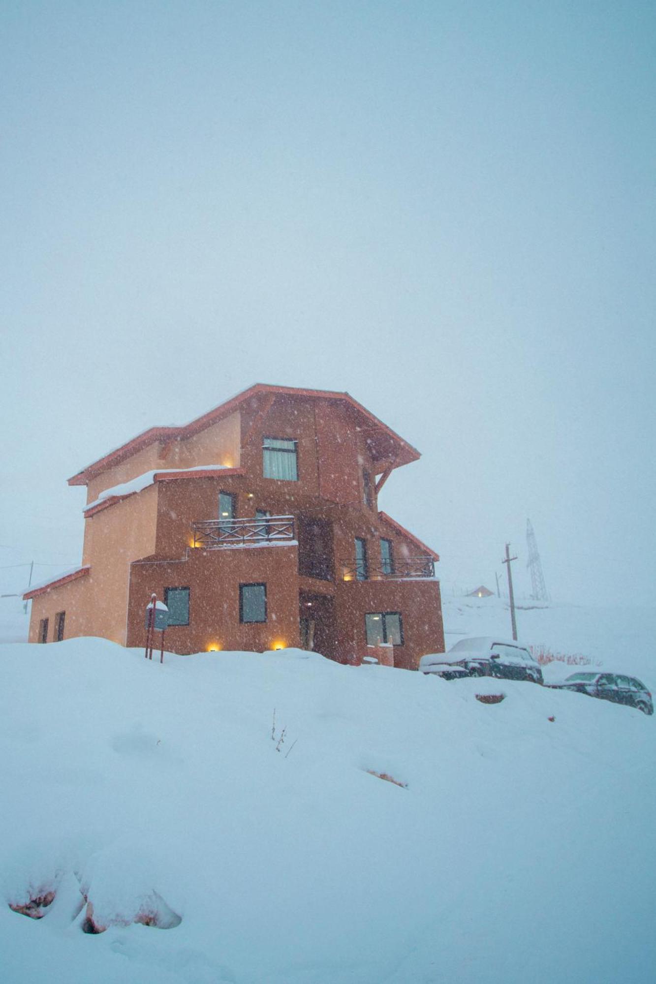 The Hills Hostel Gudauri Ngoại thất bức ảnh
